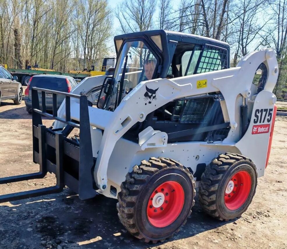 Аренда мини-погрузчика с вилами Bobcat S175 Аренда мини-погрузчика с вилами Bobcat S175